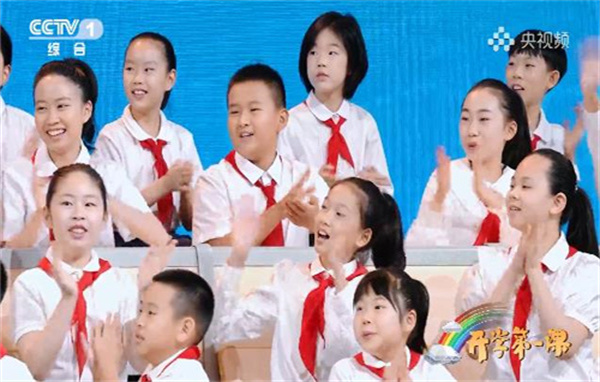 开学简单大方自我介绍